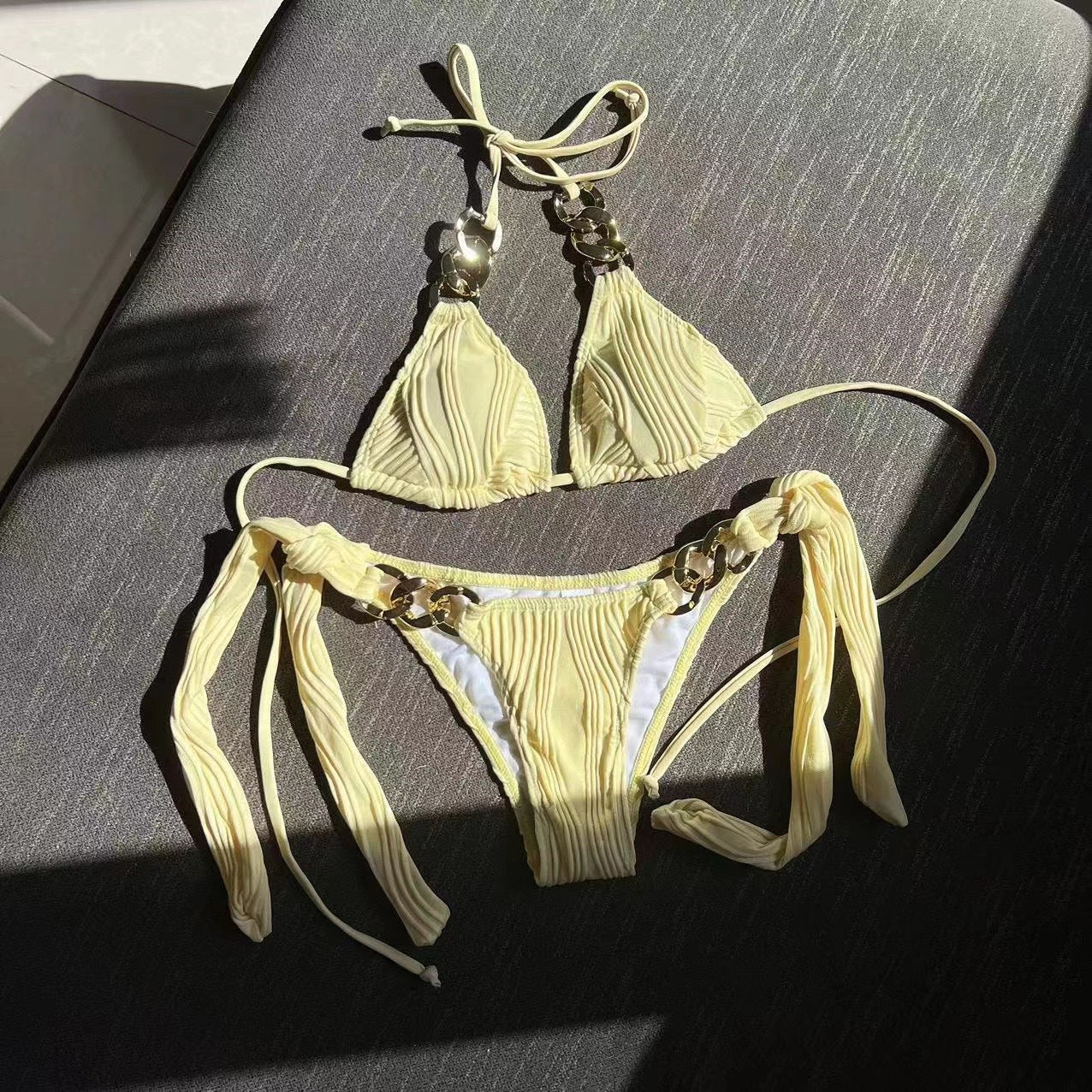 Ensemble de bikini triangle élégant pour femme avec détails dorés de berg-feldt