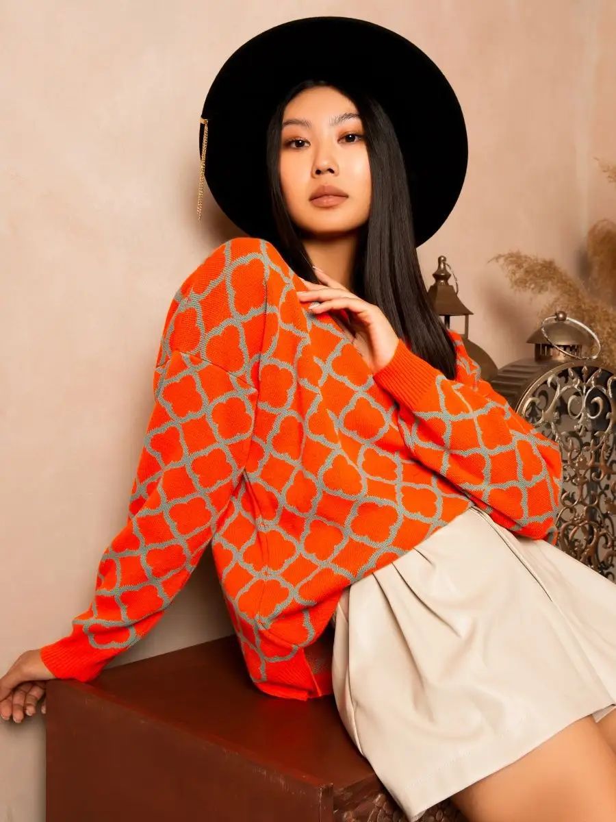 Stylish women's pullover with a fashionable mix of patterns and ribbed cuffs by berg-feldt