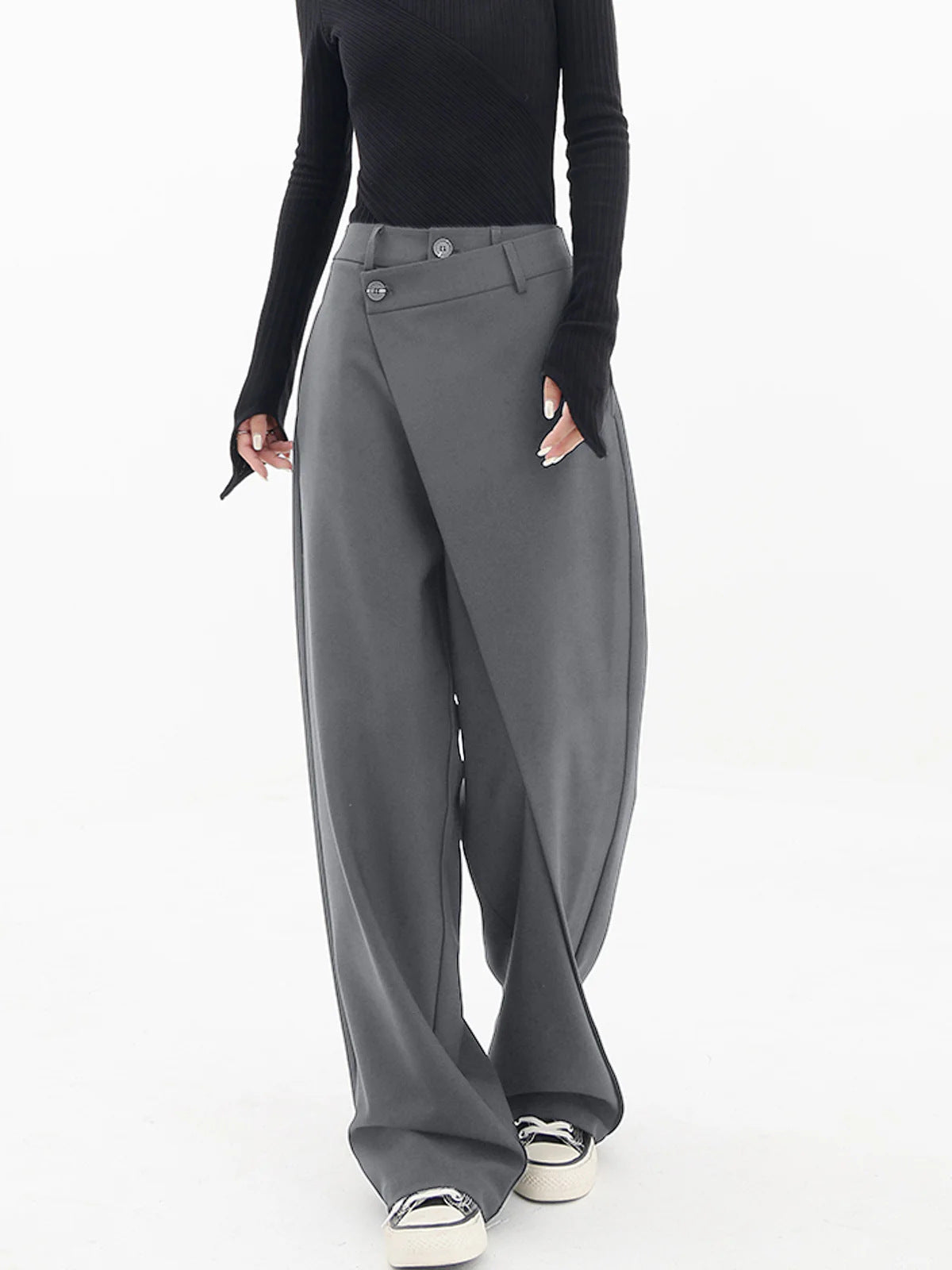 Maßgefertigte Damenhose mit weitem Bein und asymmetrischem Schnitt von berg-feldt
