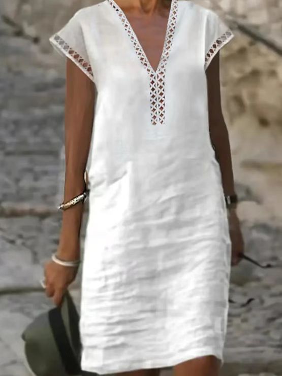 Elegantes leichtes Sommerkleid für Damen mit V-Ausschnitt und dezenten Häkeldetails von berg-feldt