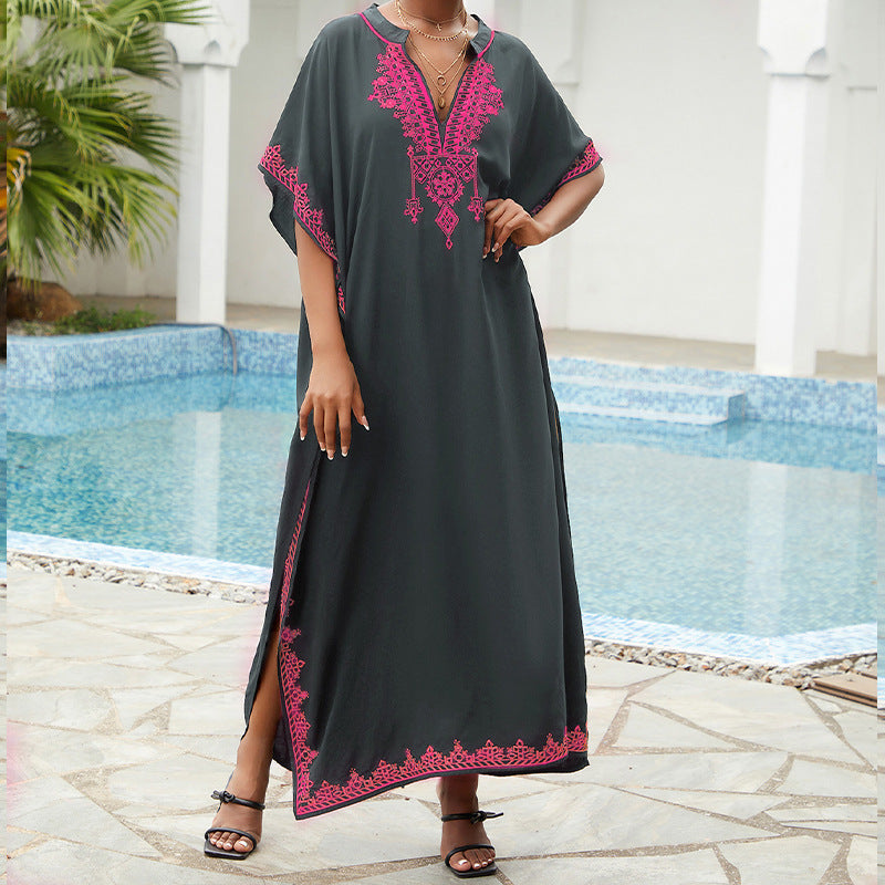 Robe de plage pour femme avec broderies complexes et fentes latérales par berg-feldt