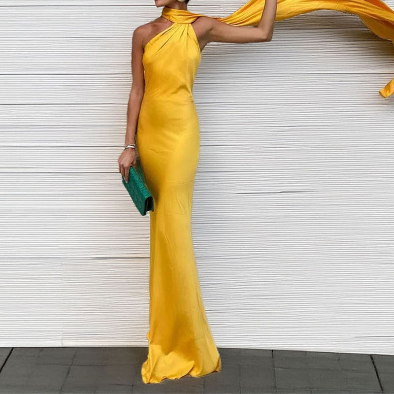 Robe de soirée élégante pour femme avec coupe asymétrique et capuche de berg-feldt