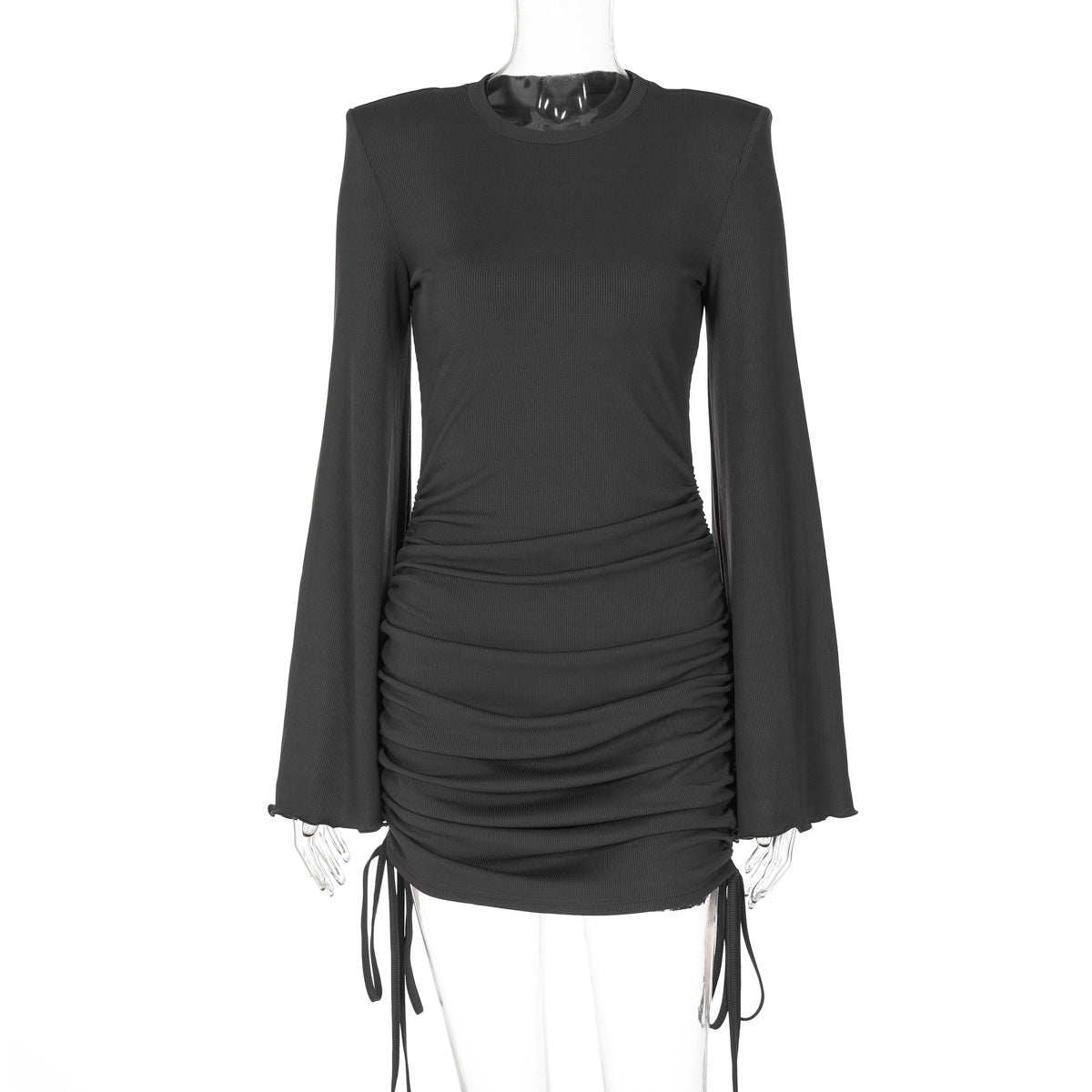 Elegantes Kurzkleid mit raffinierten Rüschen und langen, fließenden Ärmeln berg-feldt