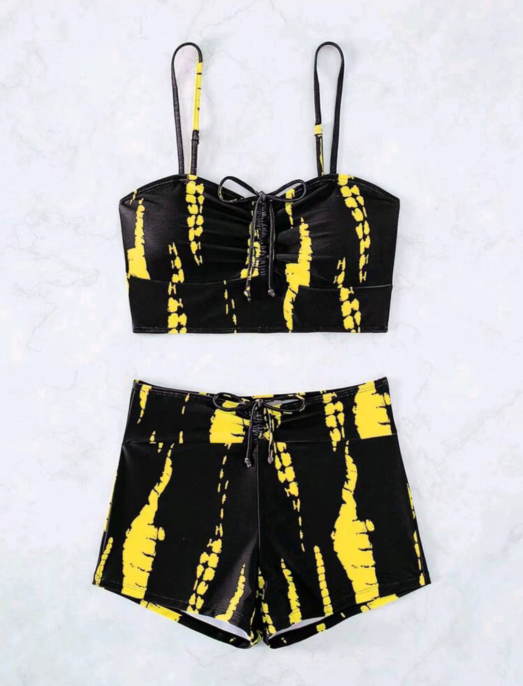 Ensemble décontracté pour femme : Haut et short avec motif tie-dye contrastant par berg-feldt