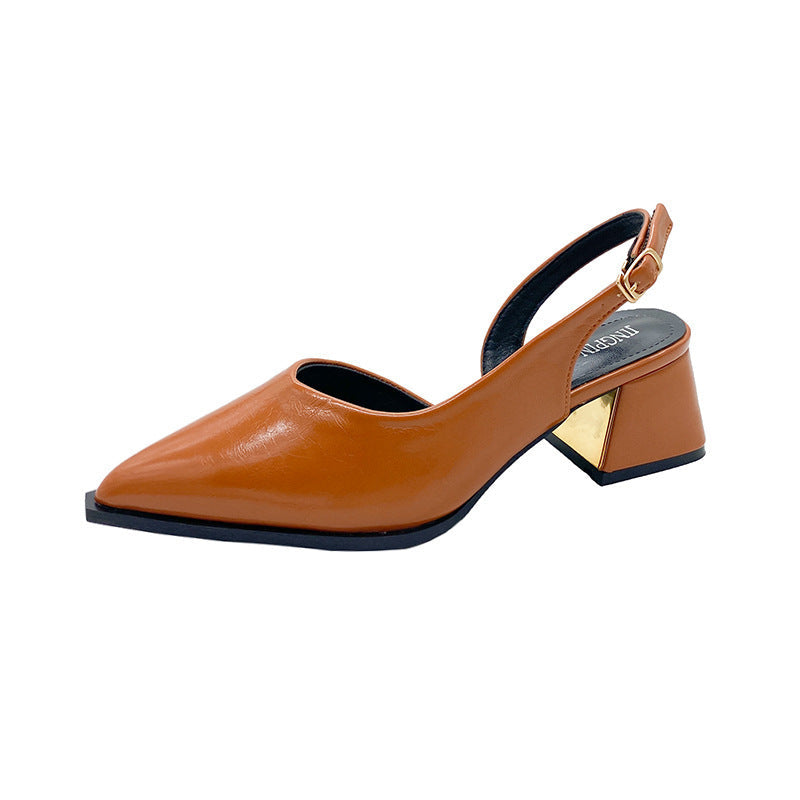 Slingback-Pumps mit Spitze, Absatz und geometrischem Detail von berg-feldt