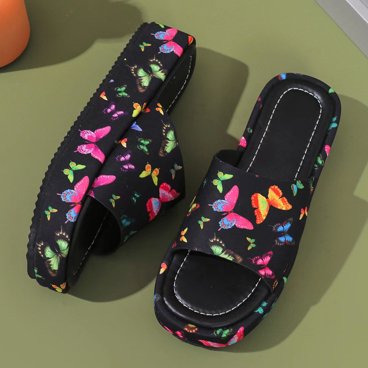 Bequeme Damen-Pantoletten mit schönem Schmetterlingsmuster und weichem Fußbett von berg-feldt