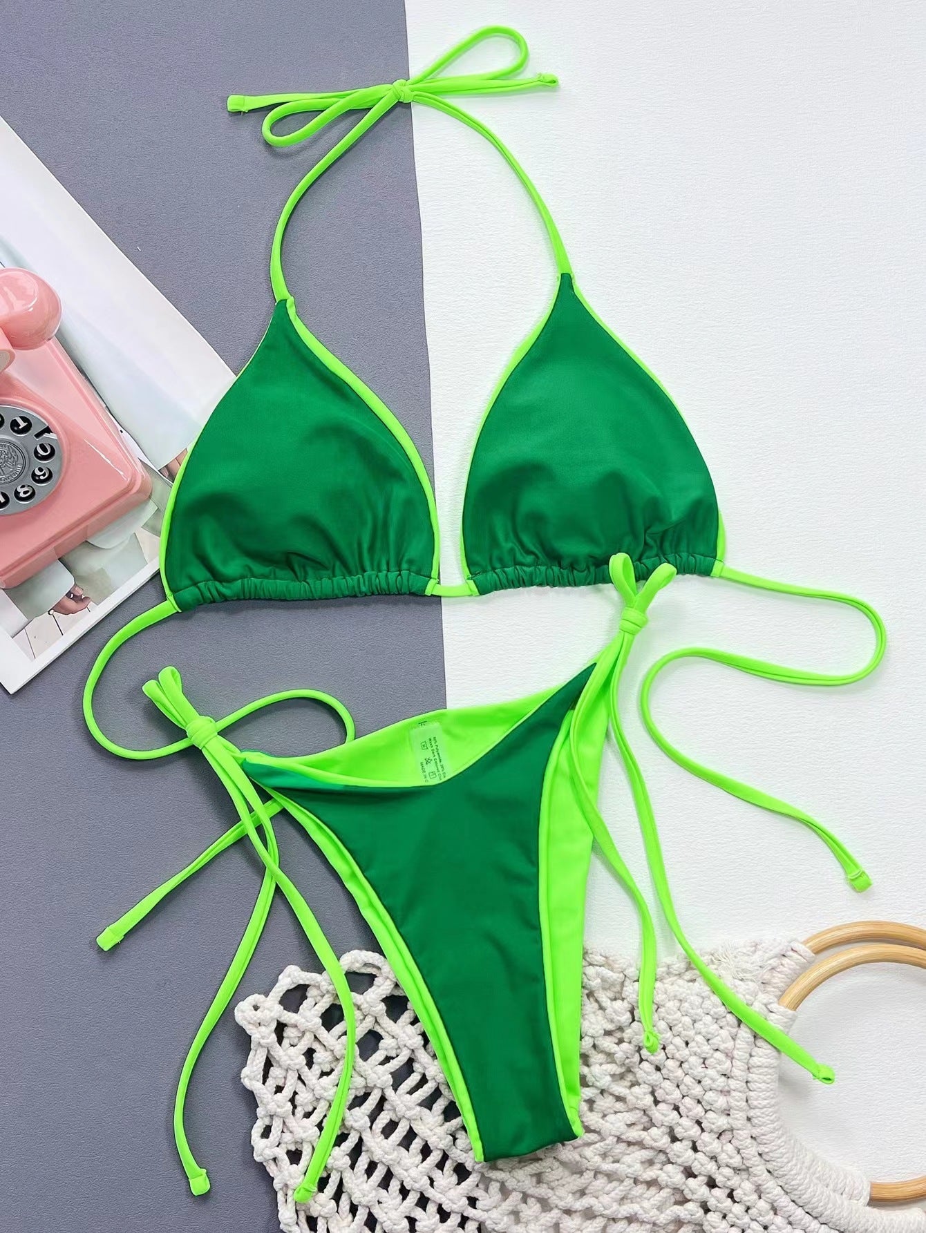 Haut de maillot de bain triangle avec bretelles ajustables et design contrasté de berg-feldt