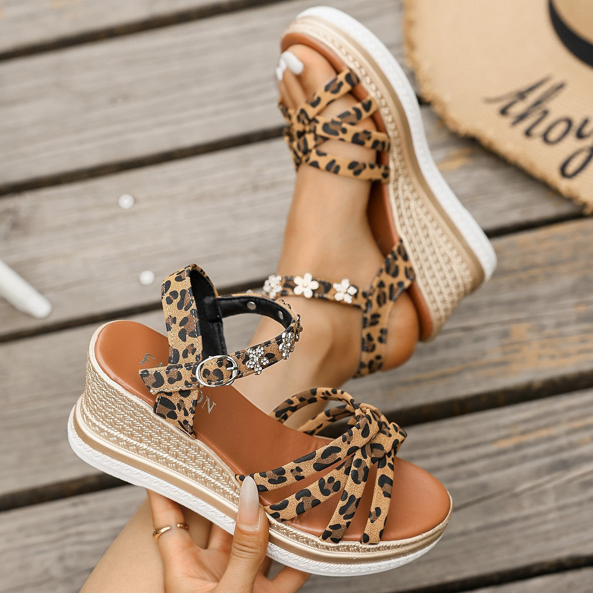 Sandales compensées élégantes pour femme avec motif floral et imprimé léopard tendance de berg-feldt
