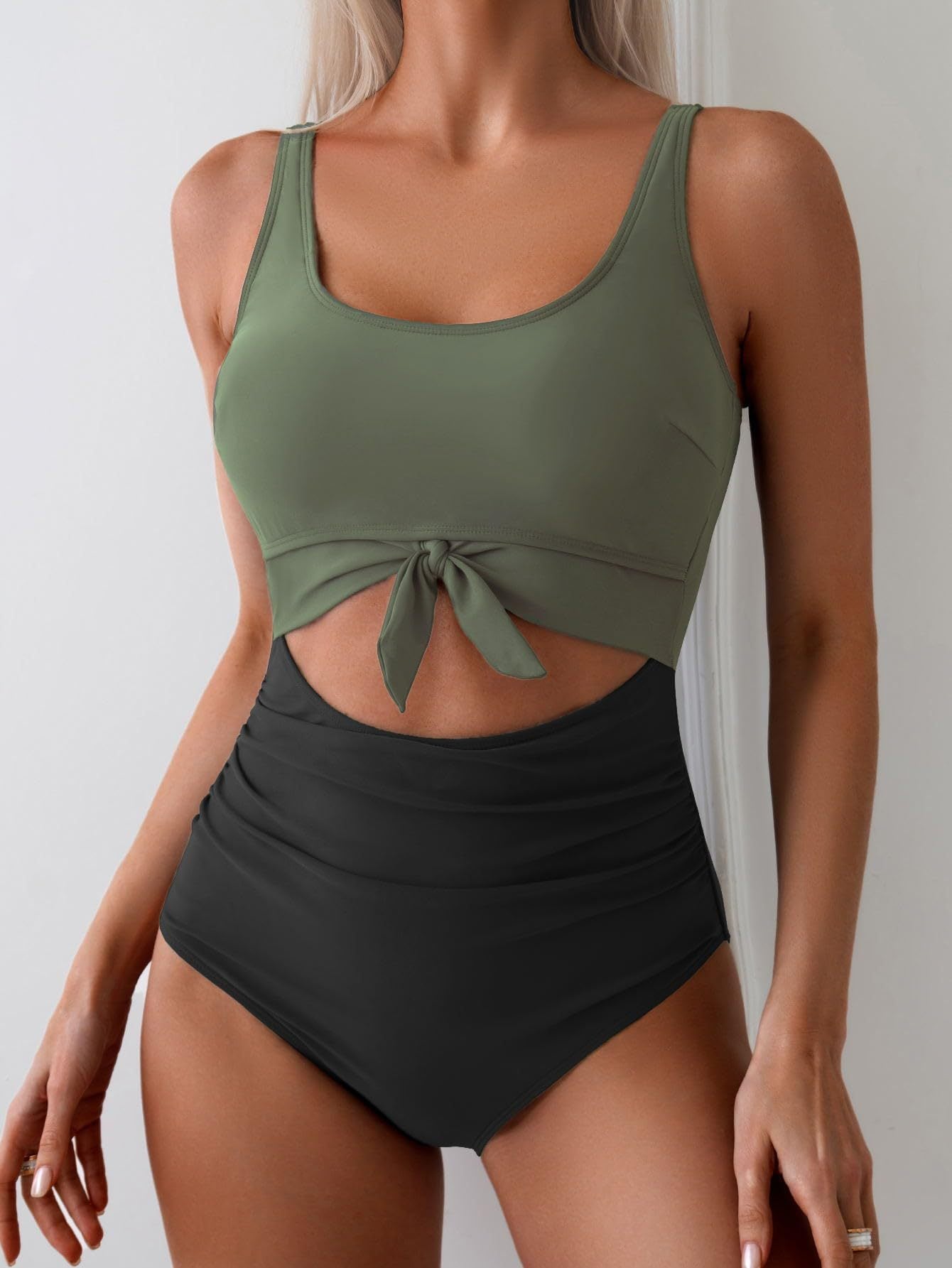Haut de bikini et bas de bikini à la coupe haute, avec nœud tendance et motif rayé, de berg-feldt