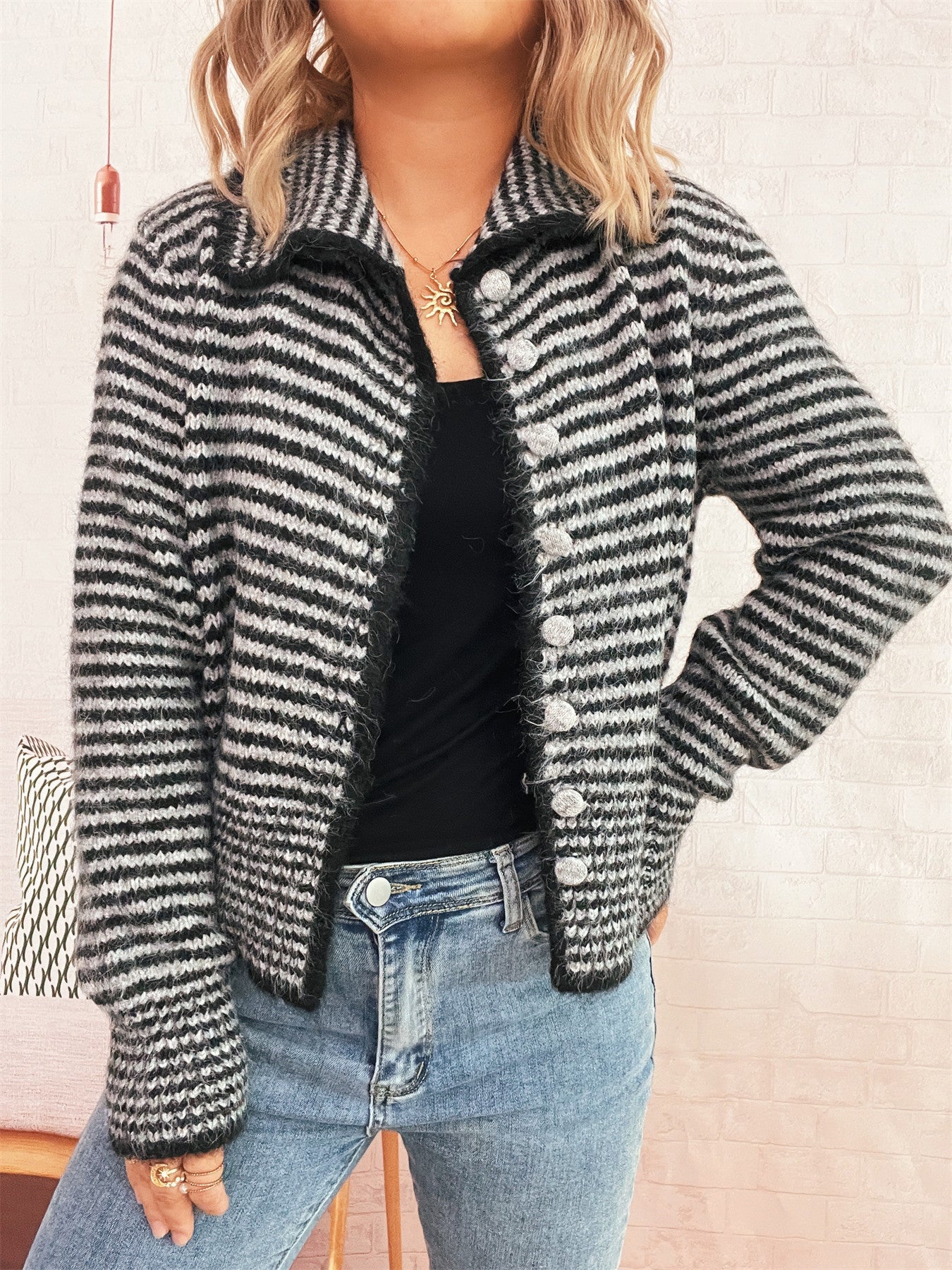 Damen cardigan tricoté court avec motif à rayures tendance et boutons duveteux Berg-Feldt