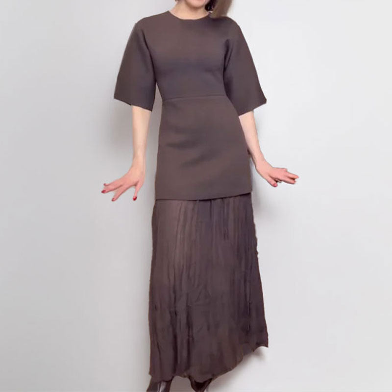 Elegantes Damenkleid mit Faltenrock und modischem Schnitt von berg-feldt