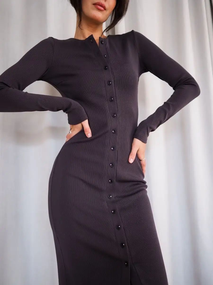 Robe midi élégante et ajustée à col en V avec patte de boutonnage de berg-feldt