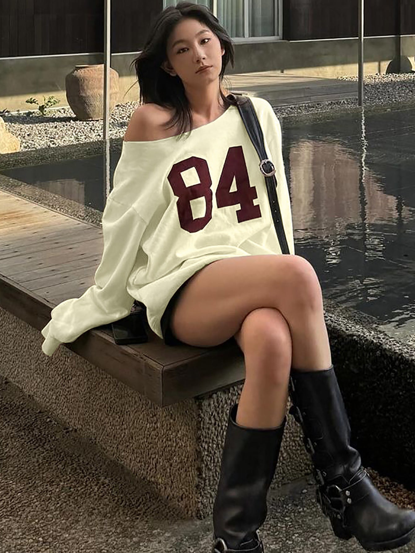 Sportlicher Damen-Pullover im Oversize-Schnitt mit Off-Shoulder-Ausschnitt und markantem Berg-Feld-Print