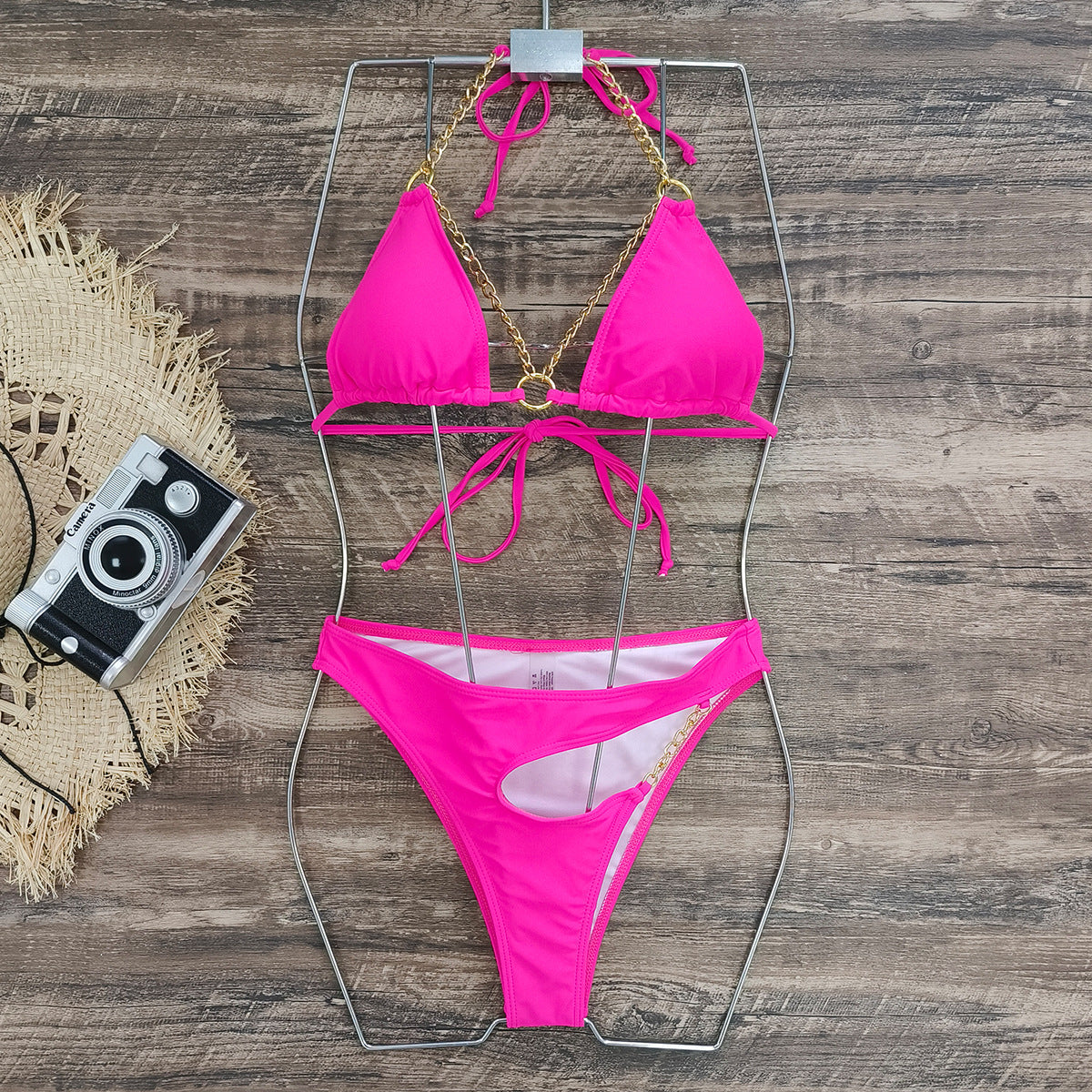 Haut de bikini innovant pour femme avec chaînes et échancrure haute par berg-feldt