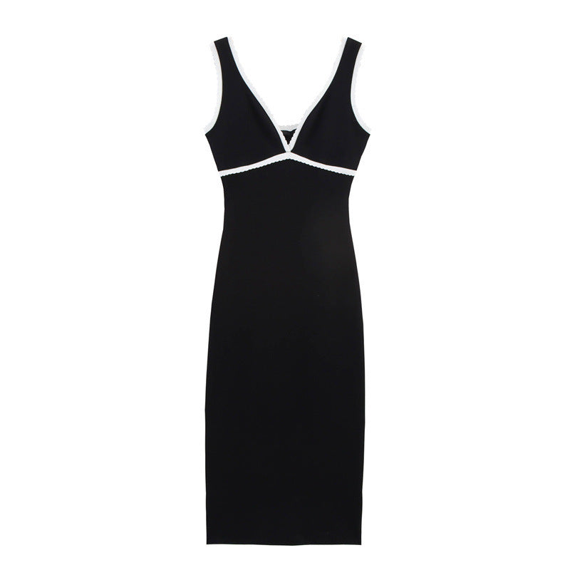 Elegantes figurbetontes Damenkleid mit V-Ausschnitt und Spitzendetails von berg-feldt