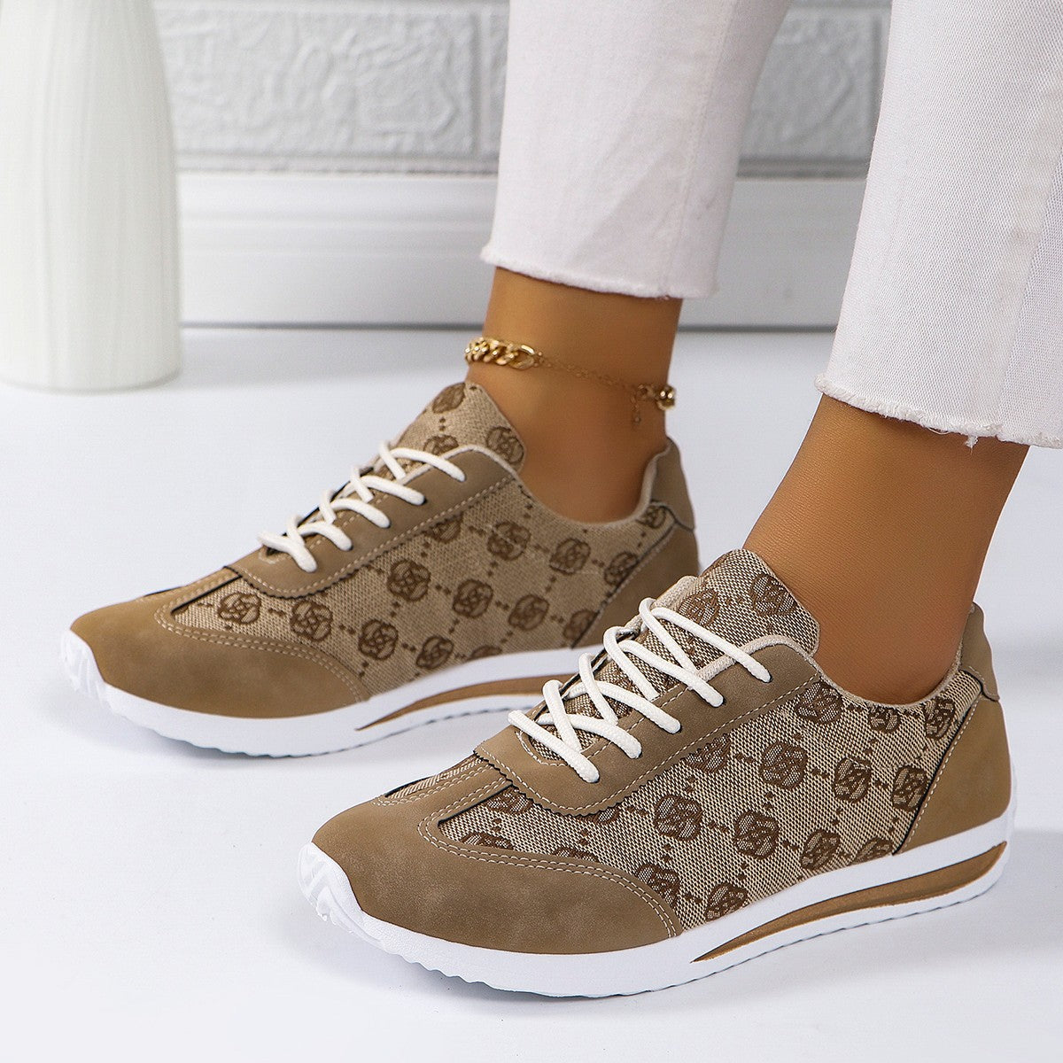 Sportliche Damenschuhe mit atmungsaktivem Obermaterial und bequemer Sohle von berg-feldt