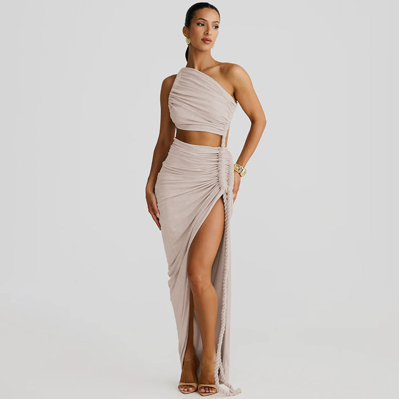 Elegantes, asymmetrisches Cocktailkleid von berg-feldt mit raffinierten Drapierungen und edlen Details