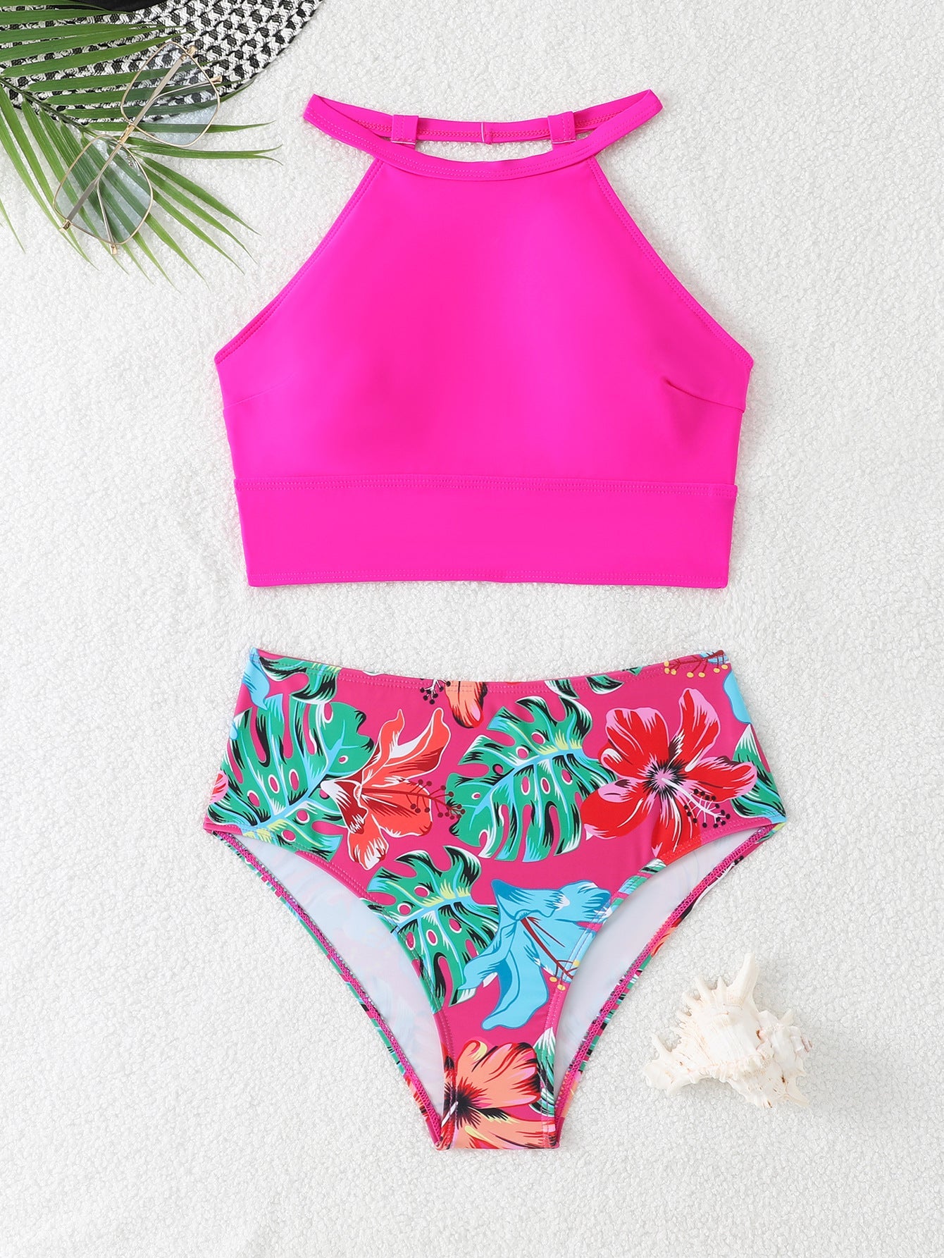 Sportlicher Damen-Bikini mit hochgeschlossenem Top und Blumenhose von berg-feldt