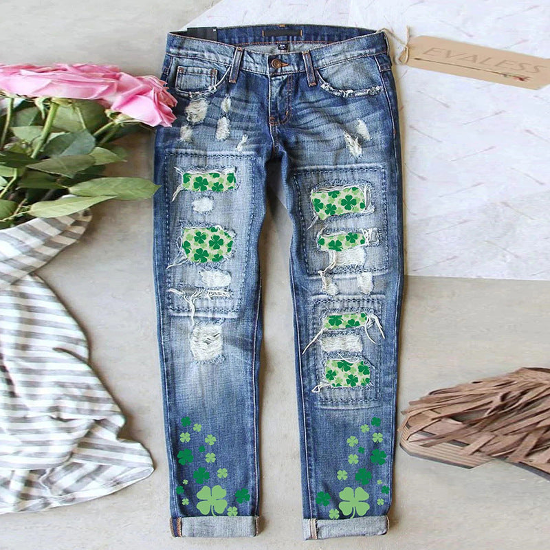 Jeans femme Berg-Feldt avec motifs trèfles joyeux et détails destroyed tendance