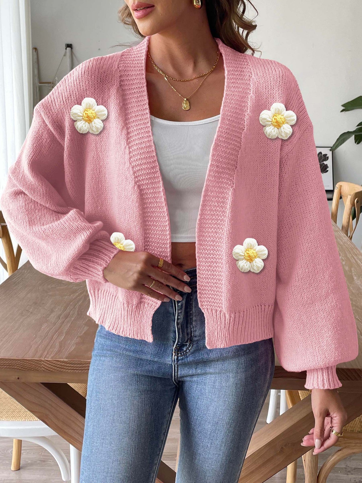 Kurzer Damen-Strickcardigan mit Blumenapplikationen von berg-feldt