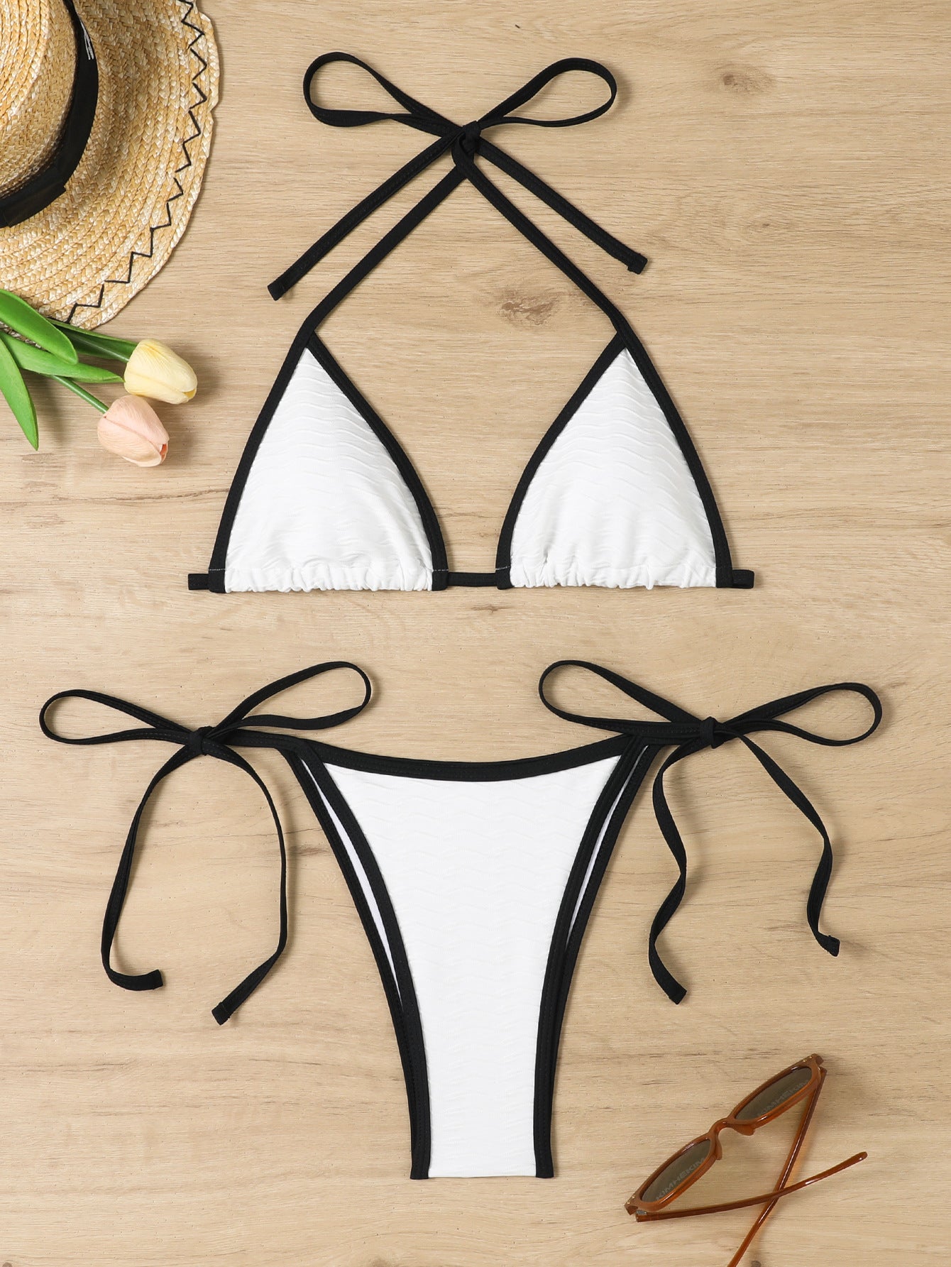 Ensemble bikini berg-feldt avec haut triangle, lien à nouer fantaisie et tissu texturé