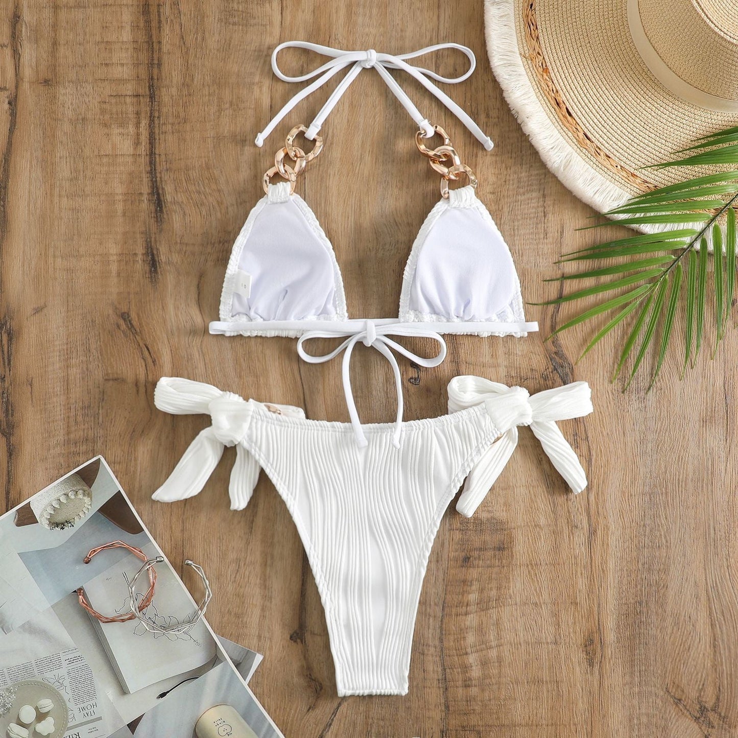 Innovativer Damen-Bikini mit Raffung und Kettendetails von berg-feldt