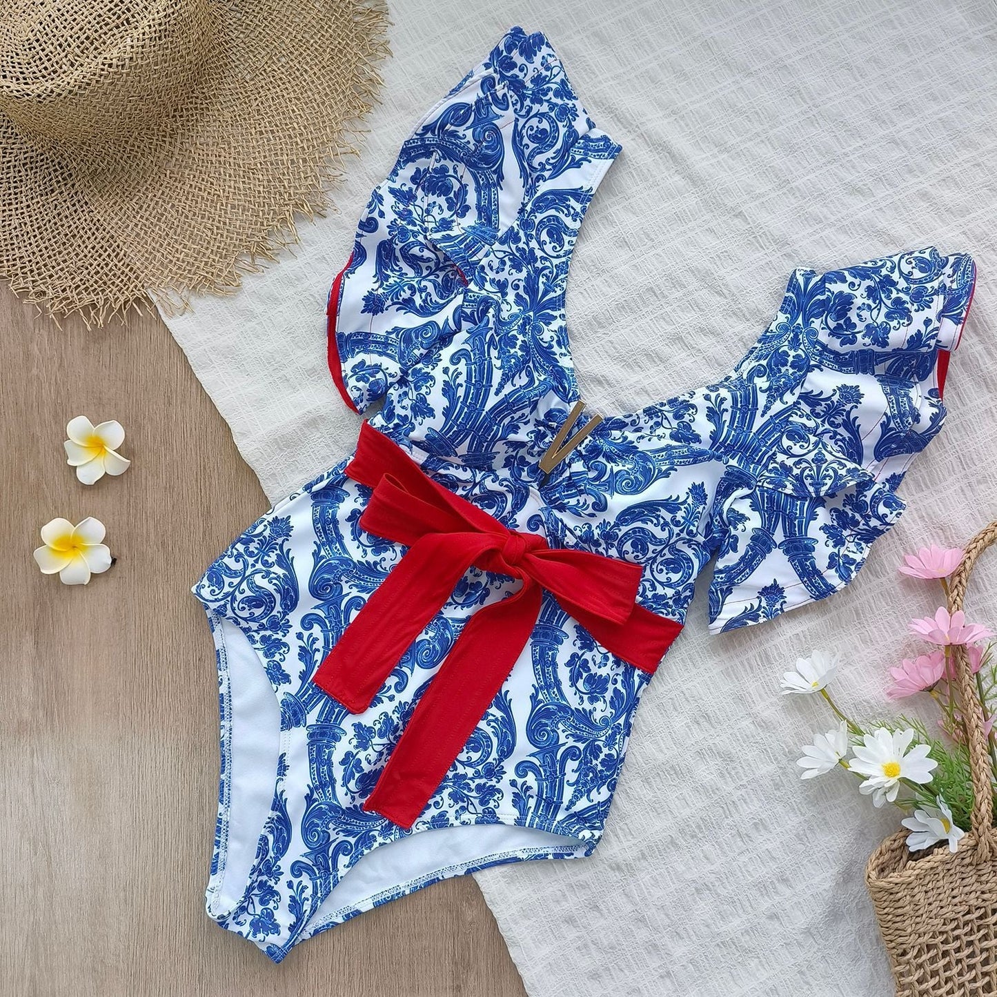 Eleganter Damen-Badeanzug mit Blumenmuster und modischem Volant von berg-feldt
