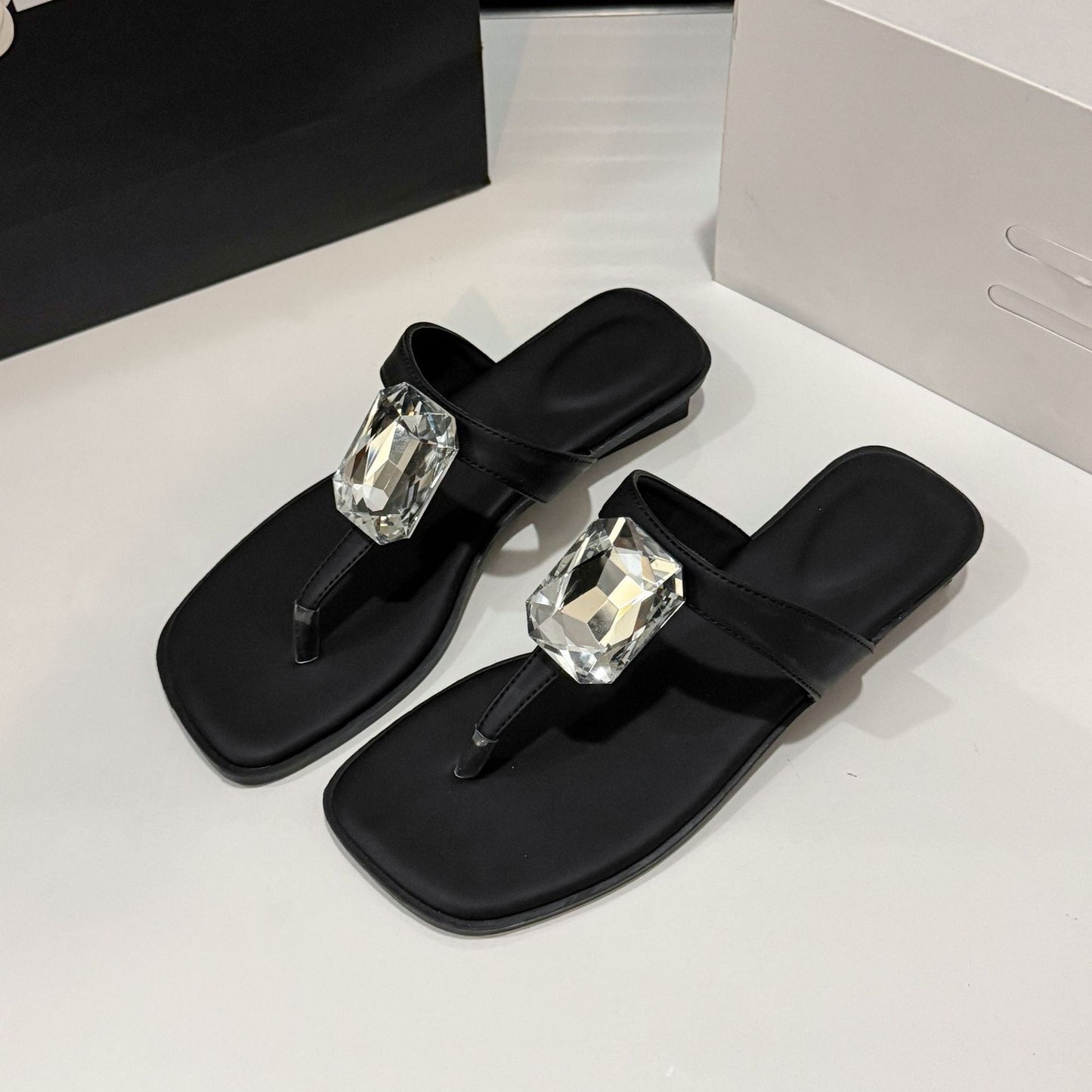 Silberne Damen-Flachsandalen mit Kristallverzierungen für Berg und Feld
