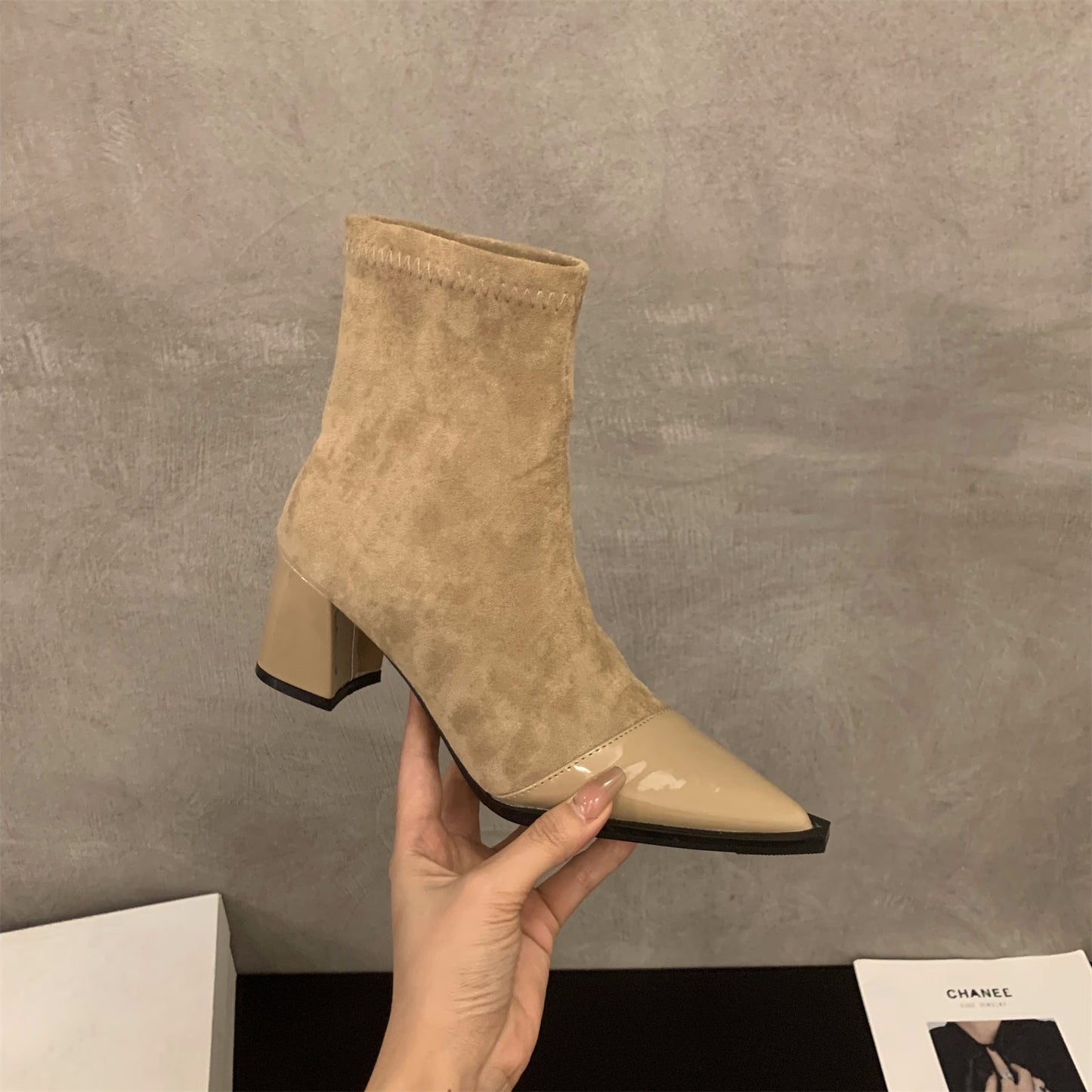 Elegante Damen-Ankle Boots aus Wildleder mit glänzendem Lackdetail von berg-feldt