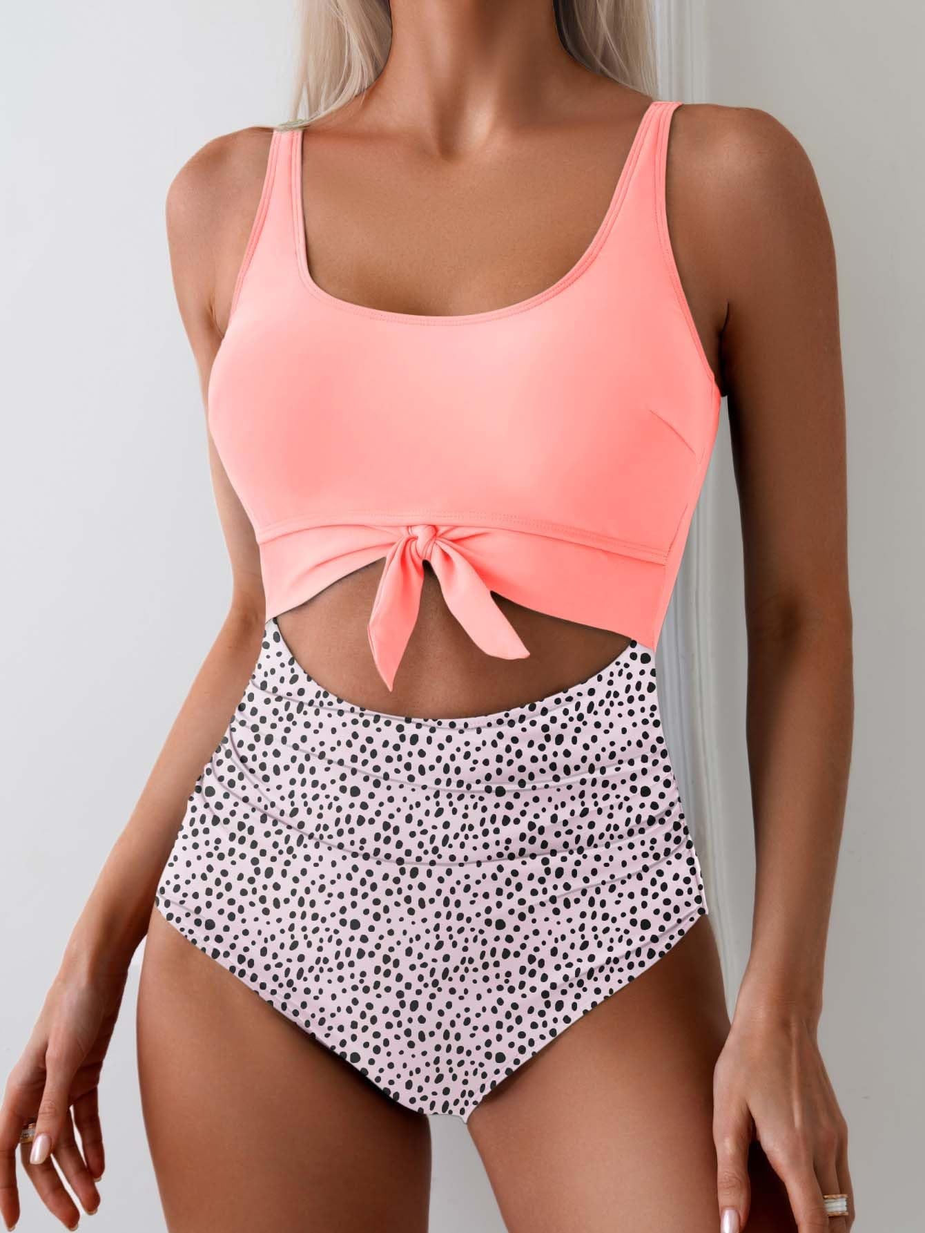 Haut de bikini et bas de bikini à la coupe haute, avec nœud tendance et motif rayé, de berg-feldt