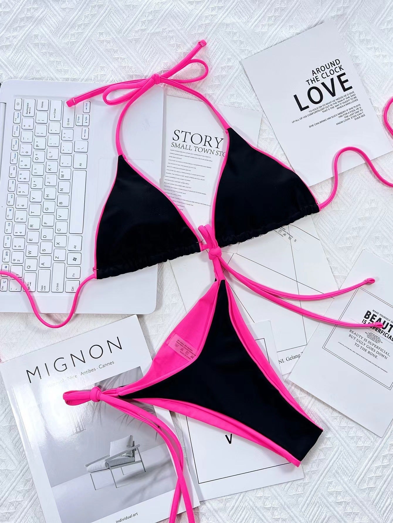 Haut de maillot de bain triangle avec bretelles ajustables et design contrasté de berg-feldt