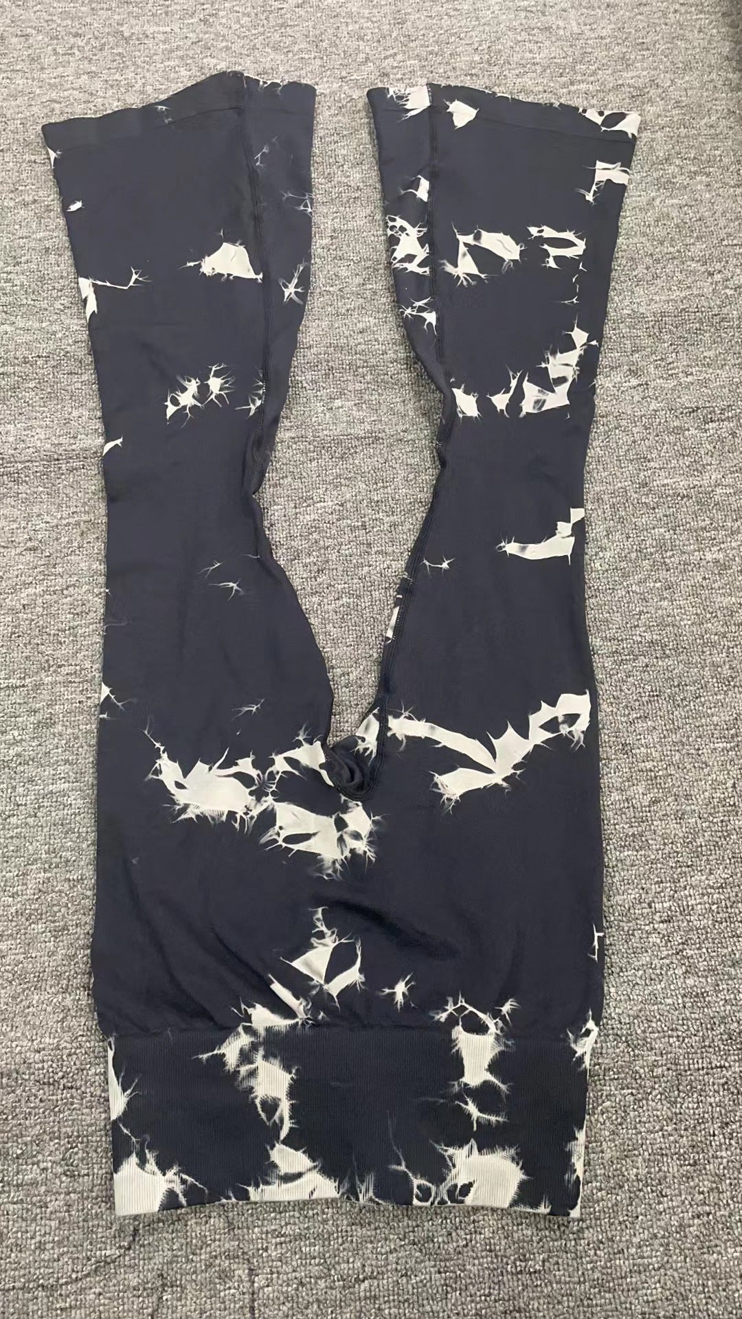 Sportliche Damen-Leggings mit innovativem Tie-Dye-Muster von berg-feldt