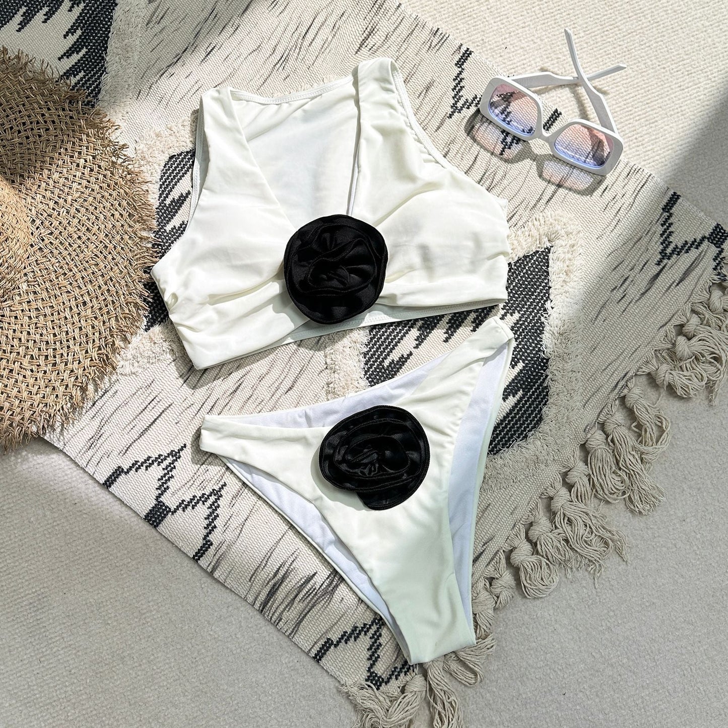 Maillot de bain deux pièces élégant pour femme avec col montant et motif floral de berg-feldt