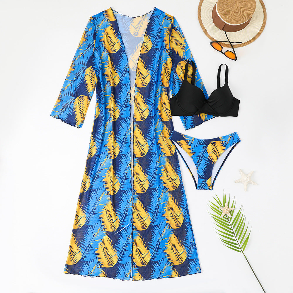 Strandkleid für Damen mit passendem Bikini und tropischem Muster von berg-feldt