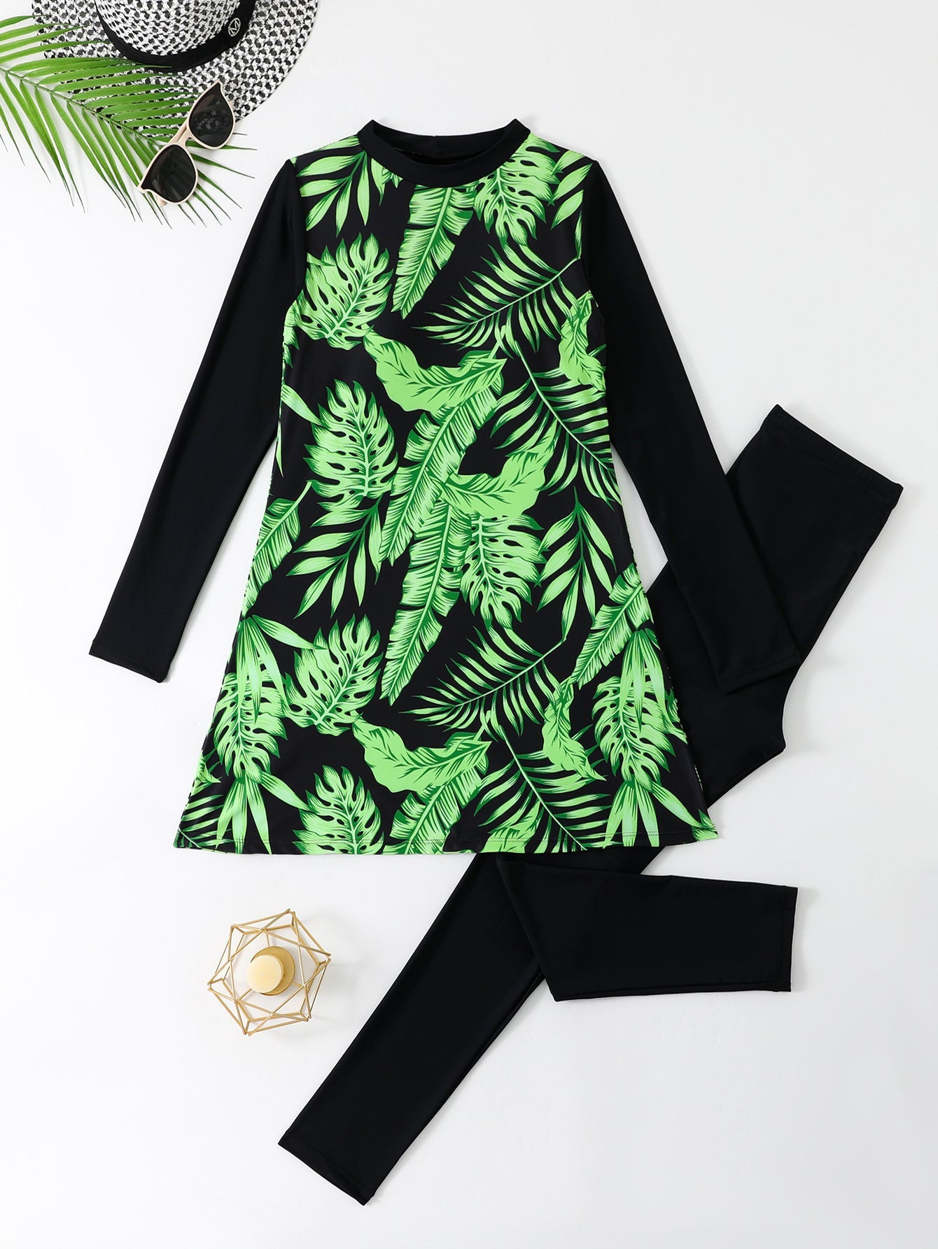 Maillot de bain anti-UV manches longues et jupette élégamment conçu, par berg-feldt.