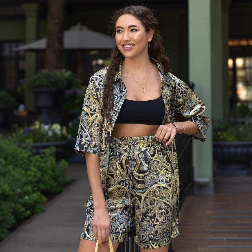 Elegantes Damen-Outfit: Locker sitzende Bluse und Shorts von berg-feldt