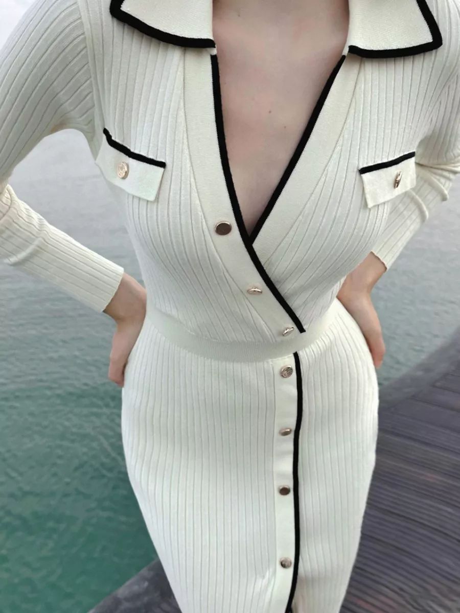 Robe pull ajustée pour femme avec boutons élégants et fentes hautes par berg-feldt