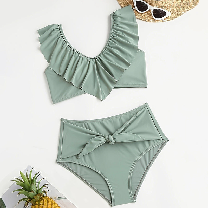 Bikini-Set für Damen mit üppigem Rüschenoberteil und hoch geschnittener Hose von berg-feldt
 - berg-feldt