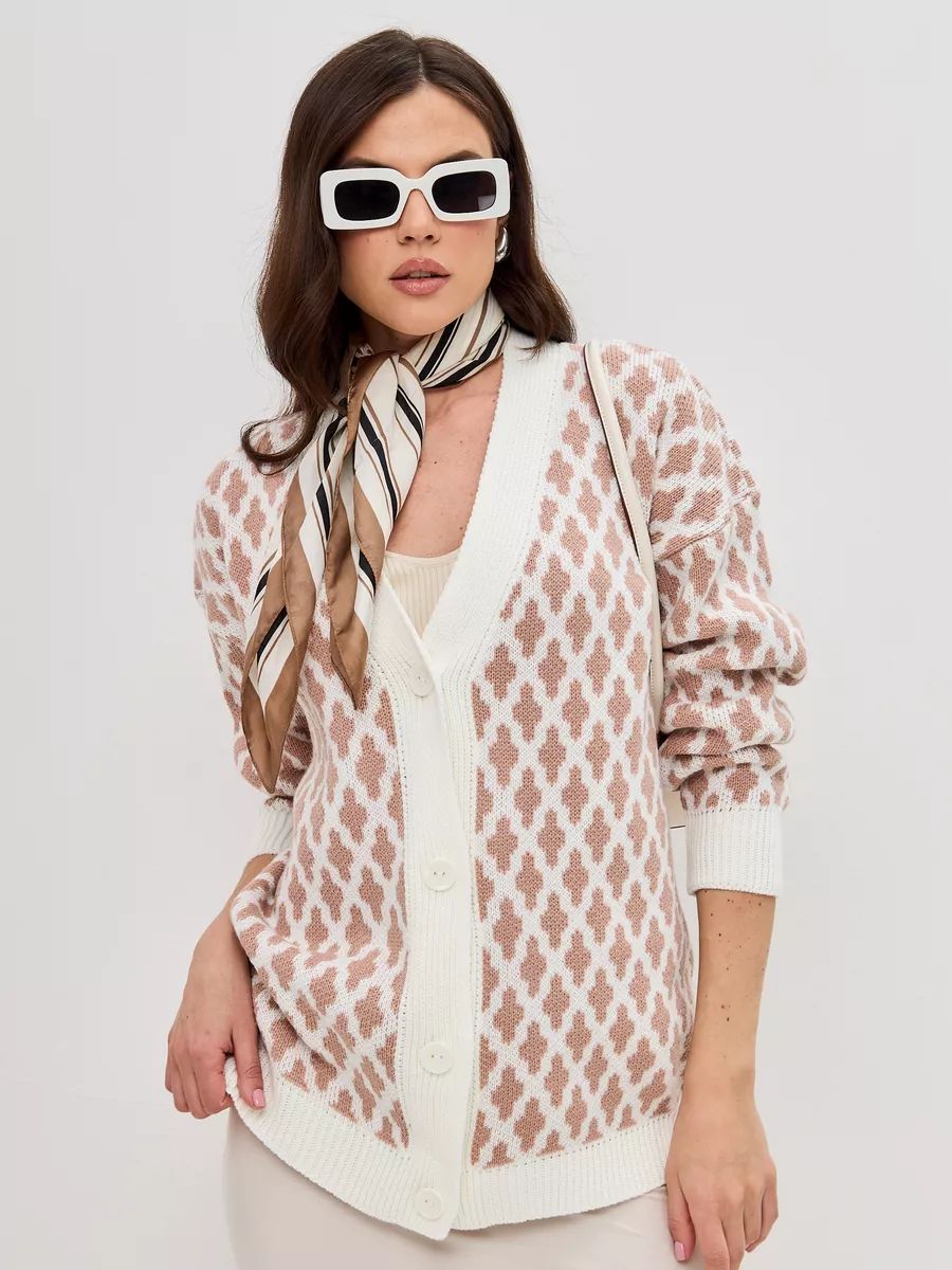 Moderne Strickjacke für Damen in entspannter Passform mit grafischem Muster von berg-feldt
