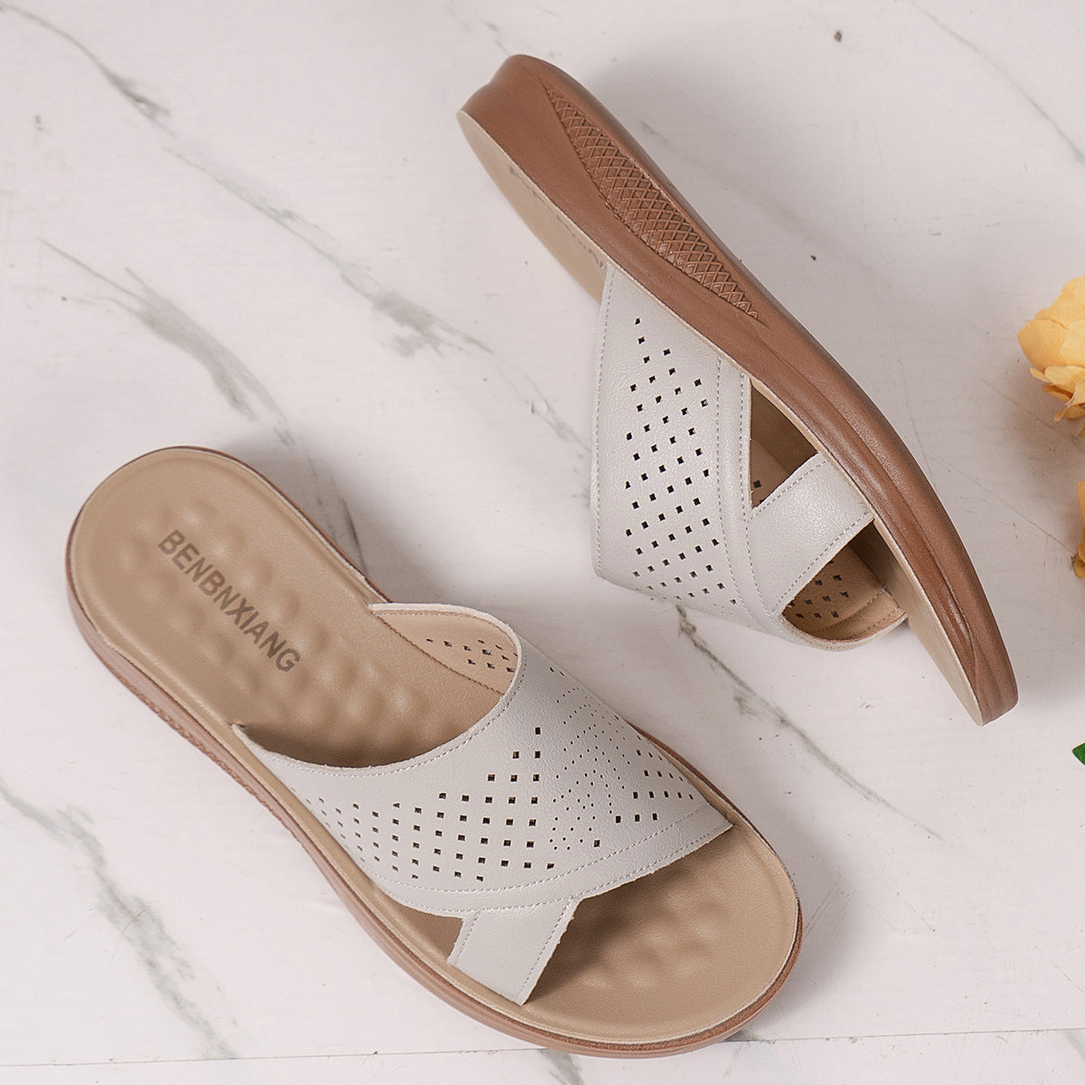 Bequeme Damen-Slides mit atmungsaktiven Perforationen von berg-feldt