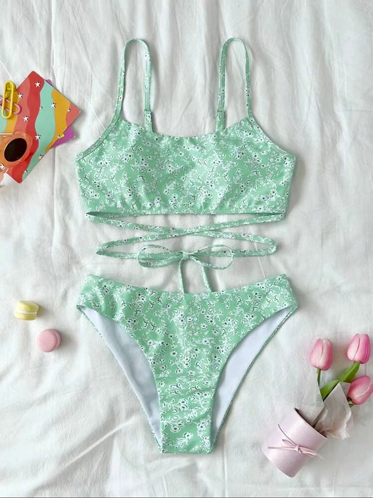 Ensemble de bikini pour femme avec coupe séduisante et détail de lanières croisées stylé de berg-feldt