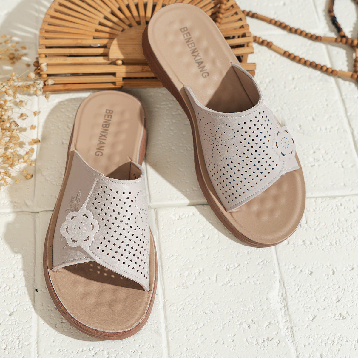 Bequeme Damen-Sommerschlappen mit Lochmuster-Blütenapplikation von berg-feldt
