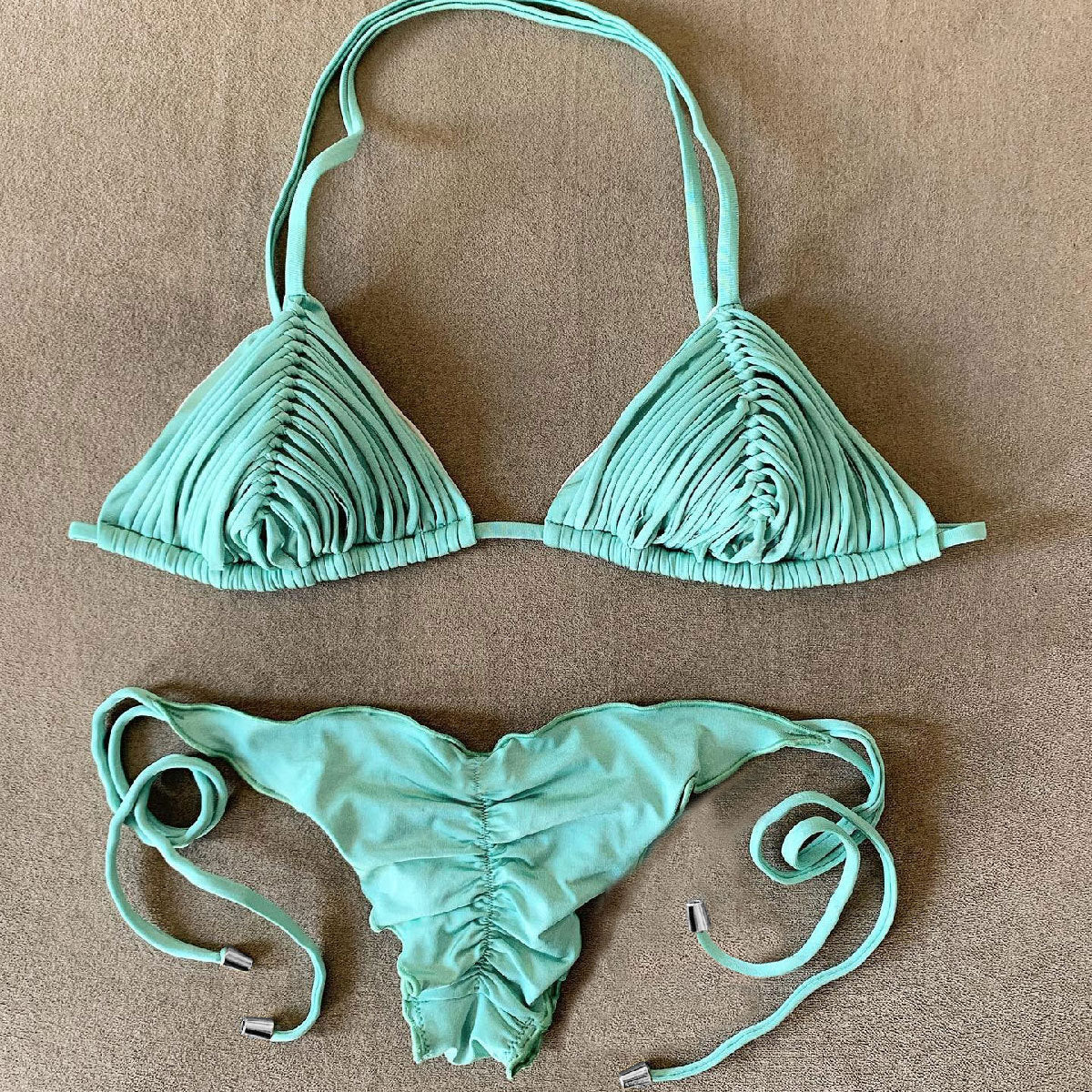 Raffinierter Damen-Bikini mit gerafften Cups und verstellbaren Trägern von berg-feldt