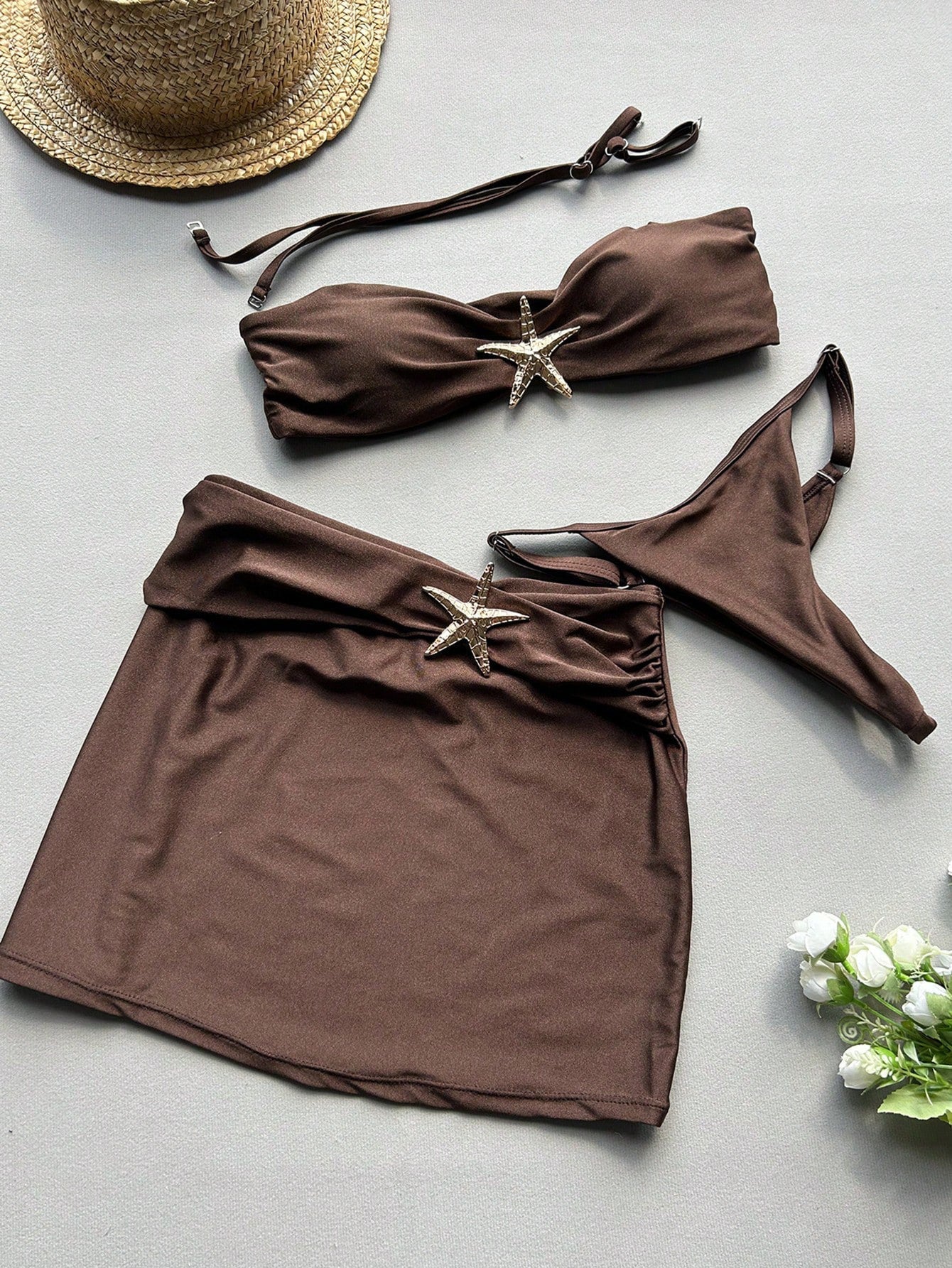 Strand-Outfit: Damen Badeanzug mit Bandeau-Oberteil und Wickelrock von berg-feldt