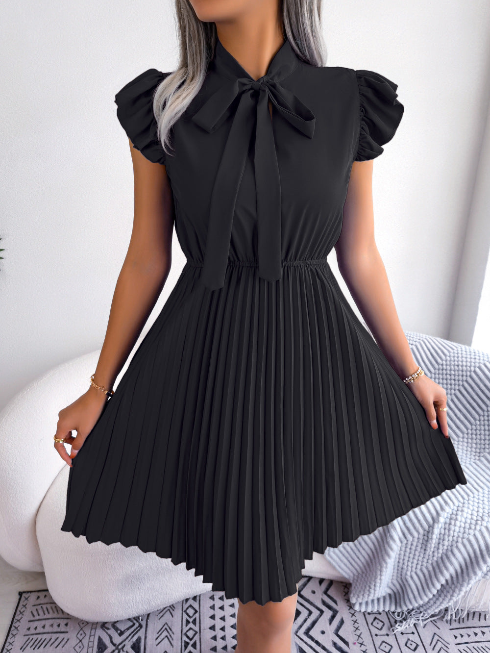 Elegantes Damen Midi-Kleid mit Schleifenkragen, Plisseefalten und Rüschen von berg-feldt