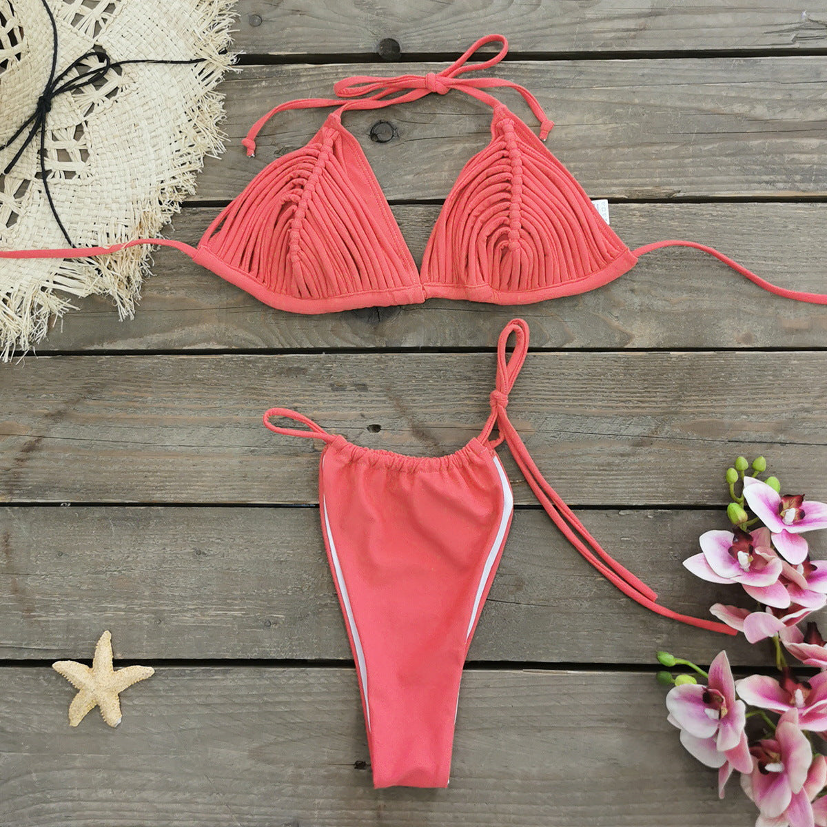 Raffinierter Damen-Bikini mit gerafften Cups und verstellbaren Trägern von berg-feldt