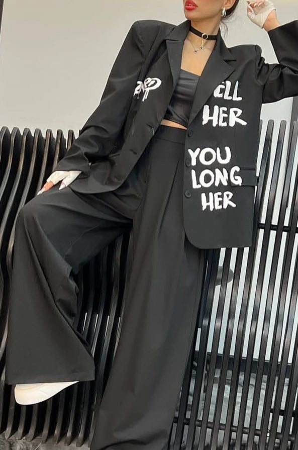 Großer Damenblazer mit Graffiti-Print und weiten Hosen von berg-feldt