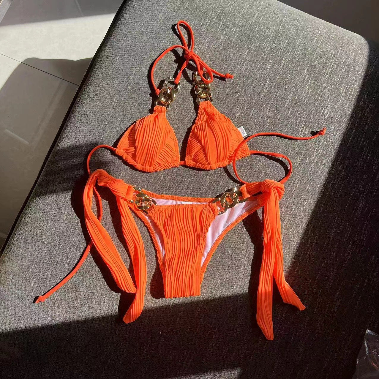Ensemble de bikini triangle élégant pour femme avec détails dorés de berg-feldt