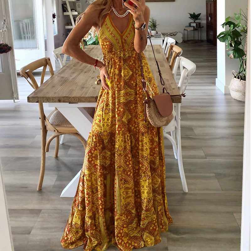 Langes Damenkleid mit tiefem V-Ausschnitt und fließendem Rock von berg-feldt