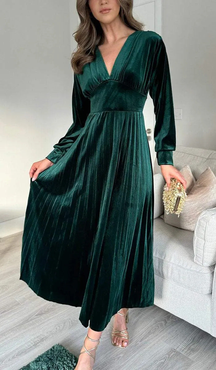 Elegantes Abendkleid für Damen mit Plissee, V-Ausschnitt und luxuriösem Stoff von berg-feldt